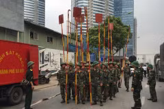 Lực lượng quân đội đã được điều đến hỗ trợ chữa cháy. (Ảnh: PV/Vietnam+) 