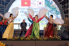 Các diễn viên Việt Nam trong trang phục truyền thống của Hàn Quốc trong Đêm giao lưu văn hóa nghệ thuật Việt Nam-Hàn Quốc năm 2023. (Ảnh: Quốc Hùng/TTXVN) 
