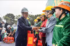 Tổng Biên tập Báo Nhân Dân Lê Quốc Minh trao quà cho các công nhân xây dựng tại công trường Ecopark, Hưng Yên năm 2024. (Ảnh: CTV/Vietnam+) 