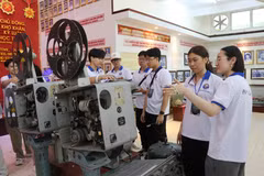 Thanh niên kiều bào tìm hiểu về La bàn chuyên dụng trong Khoa Hàng hải những năm 1980, tại Học viện Hải quân. Ảnh: Phan Sáu - TTXVN