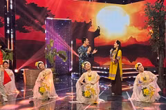 Hai ca sỹ Phan Thanh Cường và Minh Ngọc trong sáng tác mới của nhac sỹ Nguyễn Quang Long. (Ảnh: PV/Vietnam+)