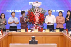 Đảng ủy, Ban lãnh đạo Thông tấn xã Việt Nam chúc mừng Báo Điện tử VietnamPlus nhân kỷ niệm 16 năm ngày thành lập. (Ảnh: An Đăng/TTXVN)