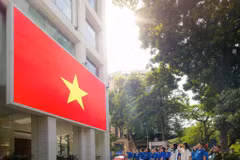 Hình ảnh Quốc kỳ trên màn hình điện tử tại Tòa nhà Trung tâm Thông tấn Quốc gia. (Ảnh: Minh Công/Vietnam+)