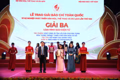 Phóng viên Báo Điện tử VietnamPlus nhận Giải Ba. (Ảnh: PV/Vietnam+)