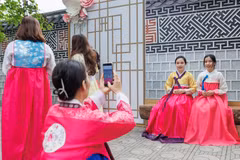 Khách tham dự lễ hội có thể mặc thử Hanbok và chụp ảnh lưu niệm. (Ảnh: PV/Vietnam+)