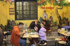 Người dân hào hứng trải nghiệm tuyến phố ẩm thực thứ hai của Hà Nội. (Ảnh: Minh Anh/Vietnam+)