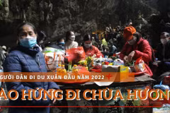 Người dân phấn khởi đi chùa Hương trong ngày đầu mở cửa chính thức. (Ảnh: Hoàng Đạt/Vietnam+)