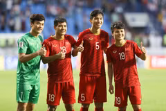 Bùi Tiến Dũng, Hà Đức Chinh, Đoàn Văn Hậu và Nguyễn Quang Hải ăn mừng cùng cổ động viên trên sân vận động Al-Maktoum. (Ảnh: Hoàng Linh/TTXVN)