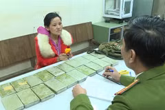 Đối tượng Thào Thị Dợ cùng tang vật tại Cơ quan Công an. (Ảnh: TTXVN phát)