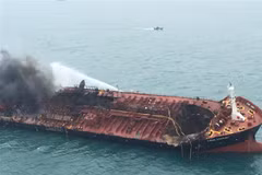 Tàu chở dầu Aulac Fortune bốc cháy ngoài khơi Hong Kong, Trung Quốc ngày 8/1/2019. (Ảnh: AFP/ TTXVN)