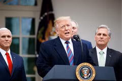 Tổng thống Mỹ Donald Trump (giữa) trong cuộc họp báo tại Nhà Trắng ở Washington, DC, ngày 4/1/2019. (Ảnh: THX/TTXVN)