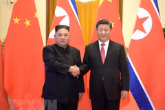 Chủ tịch Trung Quốc Tập Cận Bình (phải) trong cuộc gặp nhà lãnh đạo Triều Tiên Kim Jong-un tại Bắc Kinh ngày 8/1/2019. (Nguồn: THX/TTXVN)