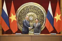 Phó Chủ tịch Quốc hội Nguyễn Khắc Định hội đàm với Phó Chủ tịch thứ nhất Hội đồng Liên bang Nga Andrey Yatskin. (Nguồn: Cổng thông tin Quốc hội Việt Nam)