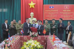 Hai bên ký kết biên bản làm việc và thống nhất các phương án phối hợp trong thời gian tới. (Ảnh: Dư Toán/TTXVN)