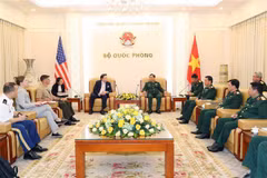 Thượng tướng Hoàng Xuân Chiến, Thứ trưởng Bộ Quốc phòng tiếp Ngài Marc E. Knapper, Đại sứ Hoa Kỳ tại Việt Nam và các thành viên trong đoàn. (Ảnh: Trọng Đức/TTXVN)