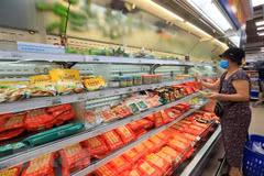 Người dân mua hàng tại siêu thị. (Nguồn: TTXVN)
