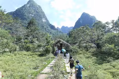 Du khách đến với Điểm du lịch sinh thái suối Mỏ Mắm tại thôn Hoan Trung, xã Chiến Thắng, huyện Bắc Sơn, tỉnh Lạng Sơn. (Ảnh: Anh Tuấn/TTXVN)