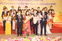 Lãnh đạo Tỉnh ủy Hà Tĩnh trao giải nhất cho cho hai thí sinh Nguyễn Thị Cẩm Huyền (Giảng viên Trung tâm Chính trị huyện Thạch Hà) và Dương Hạnh Đạt (Đảng bộ huyện Hương Khê). (Ảnh: Hoàng Ngà/TTXVN)