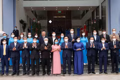 Chủ tịch Quốc hội Vương Đình Huệ với cán bộ, bác sỹ Bệnh viện Trung ương Thái Nguyên. (Ảnh: Doãn Tấn/TTXVN)