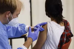 Nhân viên y tế tiêm vaccine phòng COVID-19 cho người dân tại Berlin, Đức. (Ảnh: AFP/TTXVN)
