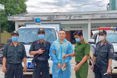 Đối tượng Lê Văn Phi (biệt danh Phi đen, sinh năm 1986, quê Nghệ An) bị bắt để điều tra về hành vi bắt giữ người trái pháp luật. (Ảnh: TTXVN phát)