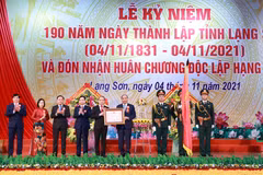 Chủ tịch nước Nguyễn Xuân Phúc trao tặng Huân chương Độc lập hạng Nhất cho Đảng bộ, chính quyền và nhân dân các dân tộc tỉnh Lạng Sơn. (Ảnh: Thống Nhất/TTXVN)