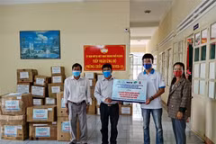 Đoàn Thanh niên TTXVN trao tặng vật tư y tế cho Ban chỉ đạo phòng chống dịch thành phố Pleiku, tỉnh Gia Lai. (Ảnh: TTXVN phát)
