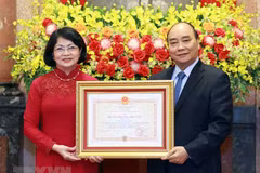 Chủ tịch nước Nguyễn Xuân Phúc trao Huân chương Độc lập hạng Nhất cho bà Đặng Thị Ngọc Thịnh, nguyên Ủy viên Trung ương Đảng, nguyên Phó Chủ tịch nước. (Ảnh: Thống Nhất/TTXVN)