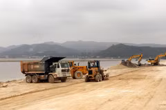 Công ty Phương Đông huy động phương tiện khắc phục hậu quả sai phạm, hoàn nguyên hiện trạng ban đầu. (Ảnh: Văn Đức/TTXVN)