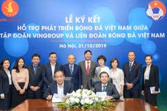 Ông Lê Khánh Hải, Thứ trưởng Bộ Văn hóa – Thể thao – Du lịch, Chủ tịch VFF và Ông Nguyễn Việt Quang, Phó Chủ tịch kiêm Tổng Giám đốc Tập đoàn Vingroup ký kết thỏa thuận hợp tác chiến lược nhằm hỗ trợ phát triển bóng đá Việt Nam.
