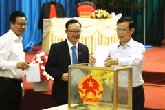 Các đại biểu Hội đồng Nhân dân tỉnh tiến hành bỏ phiếu tín nhiệm các chức danh do Hội đồng Nhân dân tỉnh bầu. (Ảnh: Minh Tâm/Vietnam+)