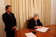 Thủ tướng Algeria Ahmed Ouyahia viếng và ghi sổ tang tưởng nhớ nguyên Tổng Bí thư Đỗ Mười. (Ảnh: Tấn Đạt/TTXVN)
