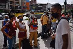 Người dân đeo khẩu trang phòng lây nhiễm COVID-19 tại Caracas, Venezuela. (Ảnh: AFP/TTXVN)