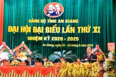 Phó Bí thư Tỉnh ủy, Chủ tịch UBND tỉnh An Giang Nguyễn Thanh Bình trình bày Báo cáo chính trị trình Đại hội XI Đảng bộ tỉnh An Giang. (Ảnh: Thanh Sang/TTXVN)