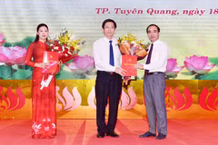 Bí thư Tỉnh ủy Tuyên Quang Chẩu Văn Lâm trao Quyết định về công tác cán bộ cho bà Lê Thị Kim Dung và ông Tạ Đức Tuyên. (Nguồn: baotuyenquang.com.vn)