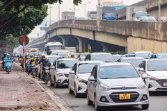 Xe ôtô lưu thông trên đường phố Hà Nội. (Ảnh: Huy Hùng/TTXVN)