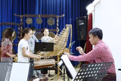 Nhóm dự án OSSSO FUSION tập luyện trước buổi diễn. (Ảnh: Hoàng Hải/Vietnam+)