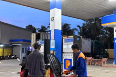 Khách hàng không yêu cầu, cửa hàng xăng dầu cũng phải lập hóa đơn 