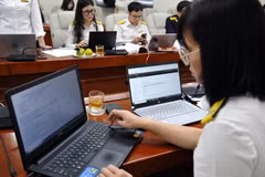 Các công chức ngành thuế đang hỗ trợ trực tuyến quyết toán thuế năm 2022. (Ảnh: CTV/Vietnam+)