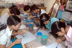 Trẻ em nghèo được dạy nghề. (Ảnh minh họa: Lan Xuân/TTXVN)