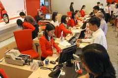 Khách hàng giao dịch tại quầy của ngân hàng HSBC Việt Nam. (Ảnh: Quang Nhựt/TTXVN)