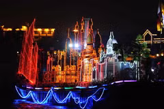 Những con tàu, đại diện cho các nước tham dự ASIAD 16 diễu hành trên sông tại lễ khai mạc. (Ảnh: THX/TTXVN)