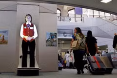 Hình ảnh của nữ nhân viên ba chiều Ava tại sân bay quốc tế Newark Liberty. (Nguồn: AP)