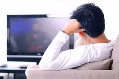 Xem tivi nhiều không tốt cho sức khỏe. Ảnh minh họa. (Nguồn: Internet)