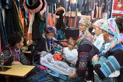 Mua bán tại chợ Sa Pa, Lào Cai. (Ảnh: Trần Việt /TTXVN)