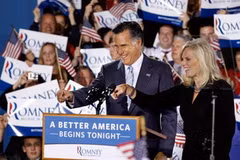 Ông Mitt Romney và vợ cùng với những người ủng hộ ngày 24/4 tại Manchester, New Hampshire. (Nguồn: Getty)