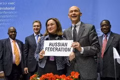 Bộ trưởng phụ trách phát triển kinh tế Nga Elvira Nabiullina (trái, trước) và Tổng Giám đốc WTO Pascal Lamy (phải, trước) tại lễ gia nhập WTO của Nga. (Nguồn: AFP/TTXVN)