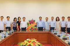 Ủy viên Bộ Chính trị, Bí thư Trung ương Đảng, Trưởng Ban Tổ chức Trung ương Phạm Minh Chính đến chúc mừng TTXVN. (Ảnh: Trọng Đạt/TTXVN)