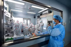 Điều trị cho bệnh nhân bị nhiễm virus cúm gia cầm H7N9 tại bệnh viện ở Vũ Hán, tỉnh Hồ Bắc. (Nguồn: AFP/TTXVN)