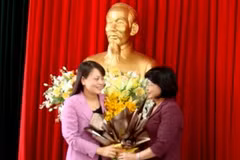 Bí thư Tỉnh ủy Vĩnh Long Đặng Thị Ngọc Thịnh tặng hoa chúc mừng bà Nguyễn Thị Thu Hà (bên trái) được phân công về làm Phó Bí thư Tỉnh ủy Vĩnh Long. (Ảnh: Phạm Bình/Vietnam+)